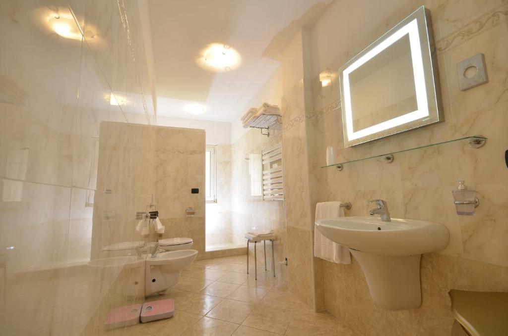 Relais Du Lac Desenzano del Garda Rom bilde