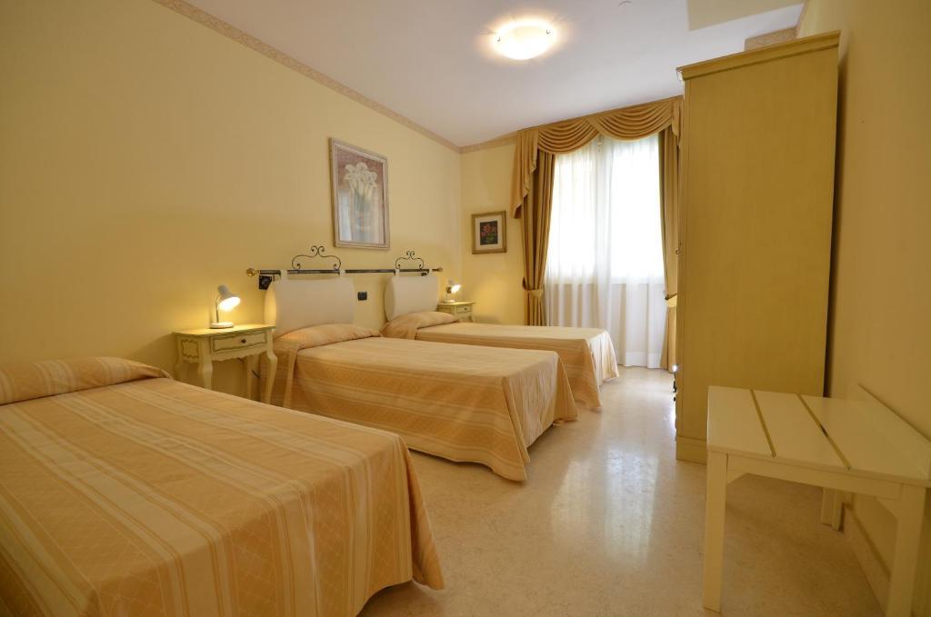 Relais Du Lac Desenzano del Garda Rom bilde